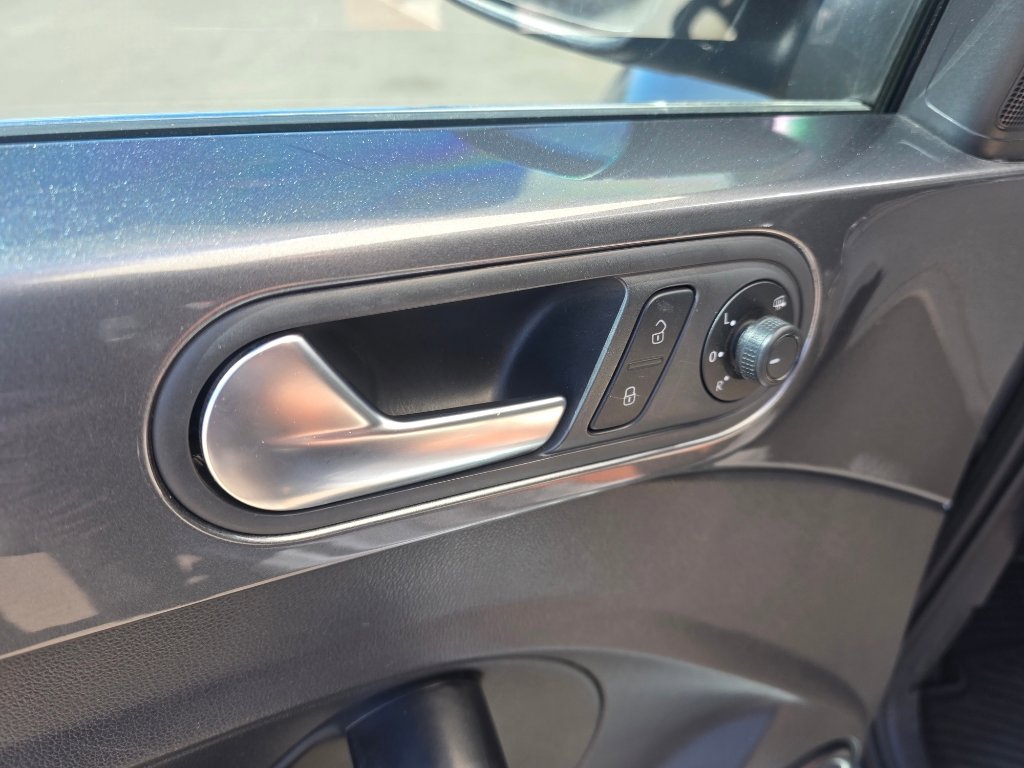 Used 2017 Volkswagen Beetle 1.8T Classic image 11