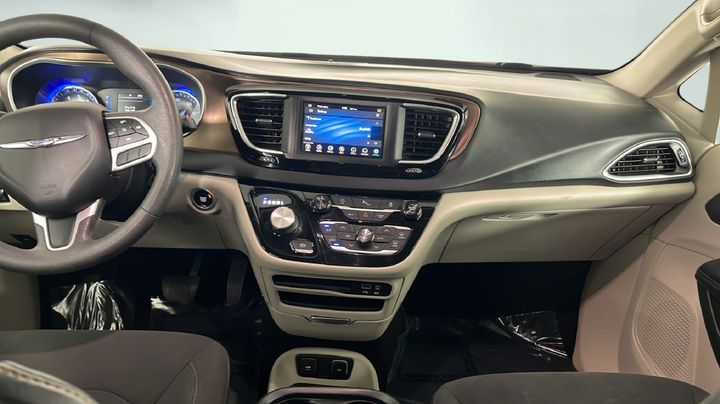 Used 2018 Chrysler Pacifica Touring Plus w/ Tire & Wheel Group FWD image 18