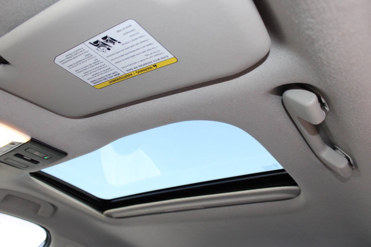 Used 2021 Nissan Sentra SR w/ SR Premium Package FWD image 17