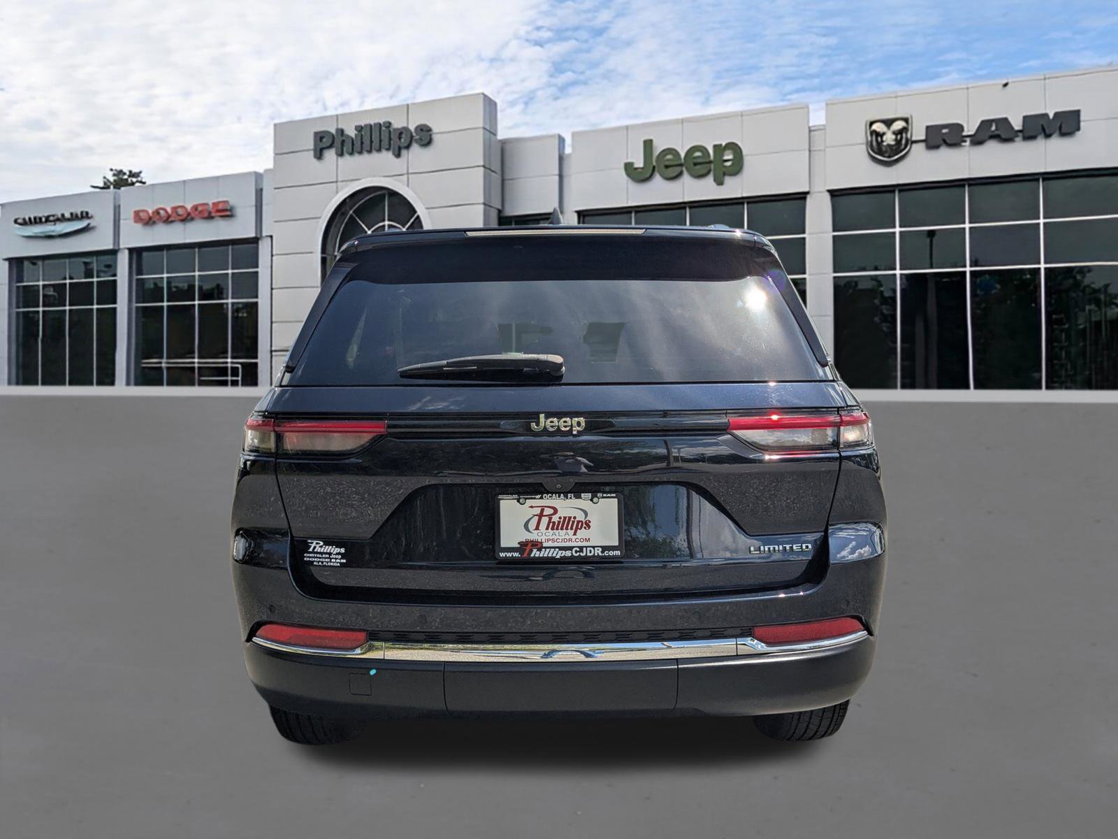 Used 2023 Jeep Grand Cherokee Limited image 4