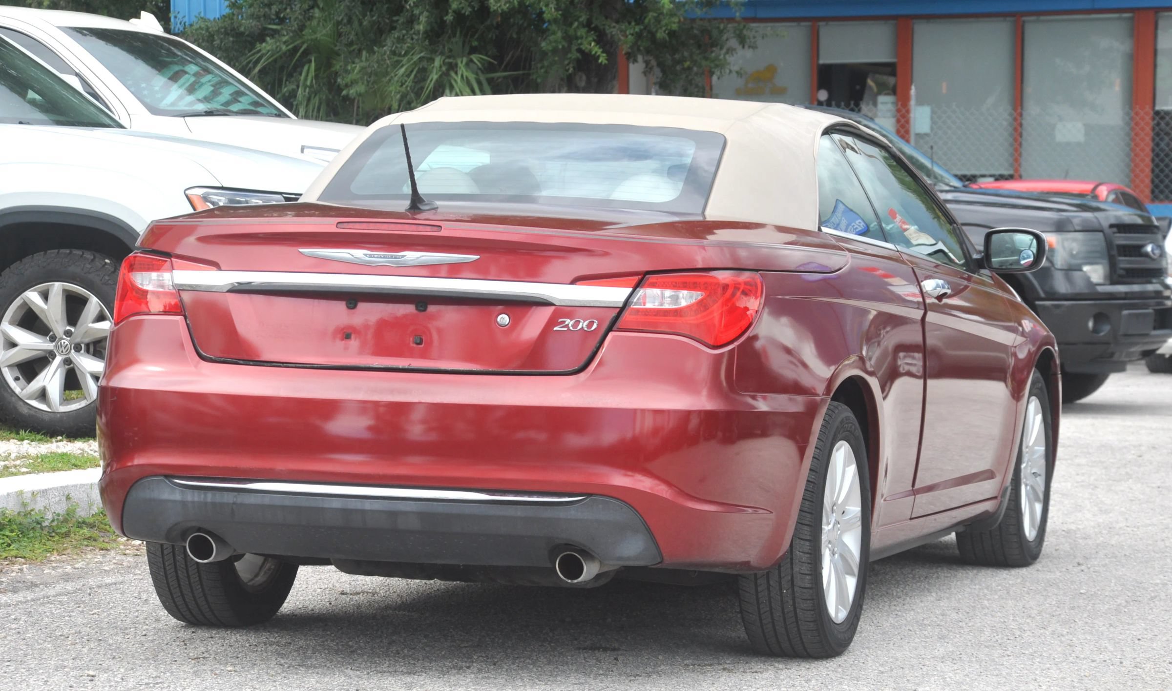 Used 2011 Chrysler 200 Touring FWD image 4