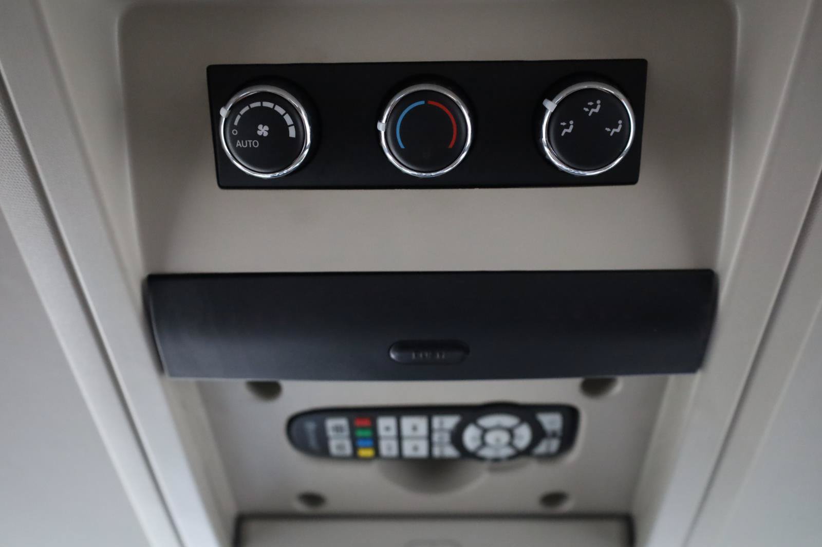Used 2014 Chrysler Town & Country Touring FWD image 36
