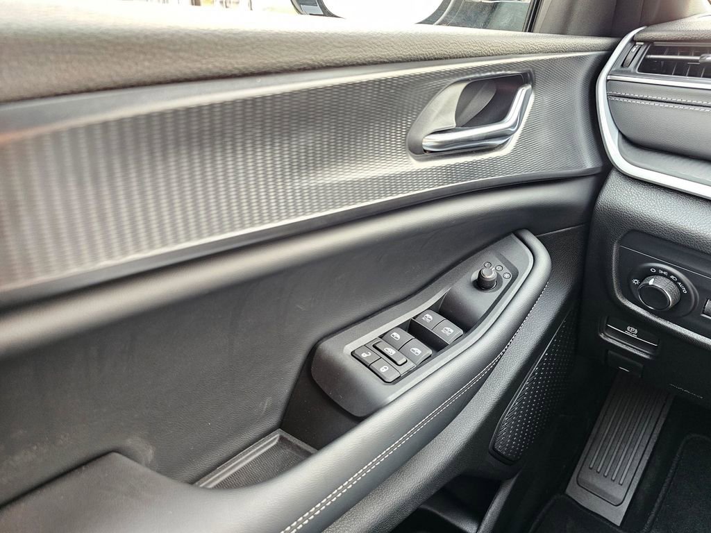 New 2025 Jeep Grand Cherokee L Altitude image 17