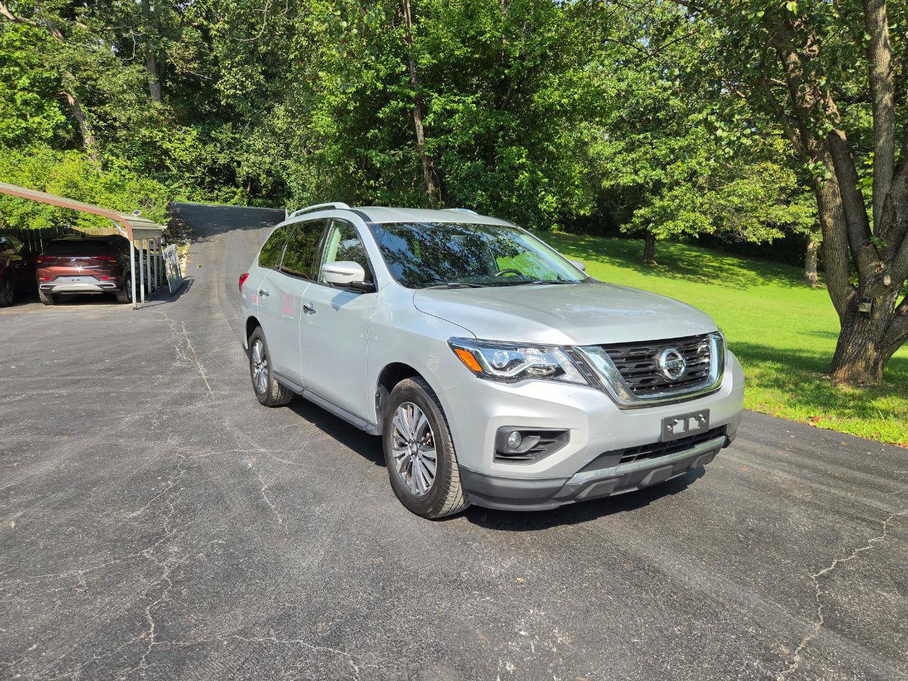 Used 2020 Nissan Pathfinder SL AWD/4WD image 2