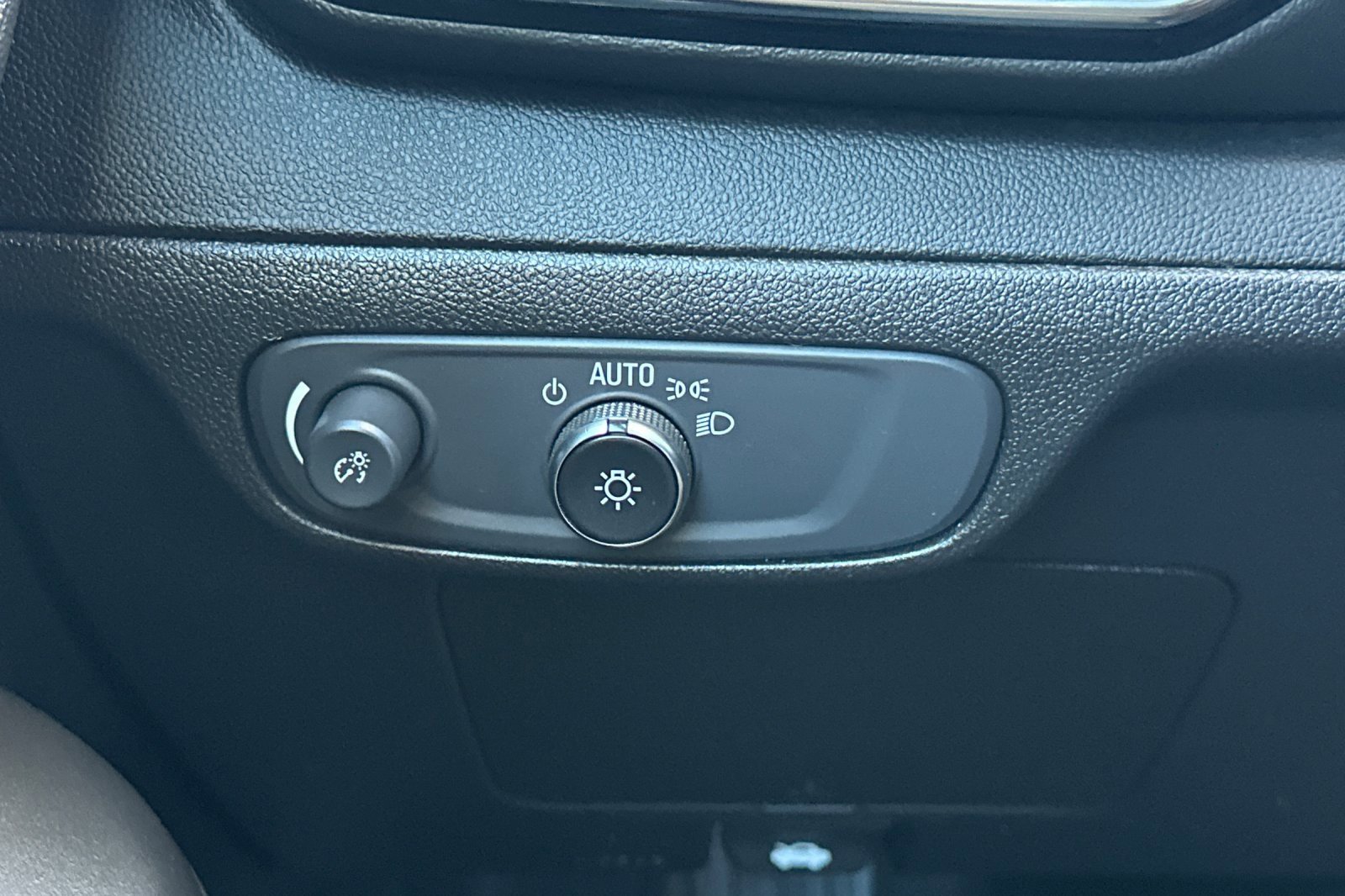 Used 2023 Chevrolet Bolt EUV Premier w/ Redline Edition image 28