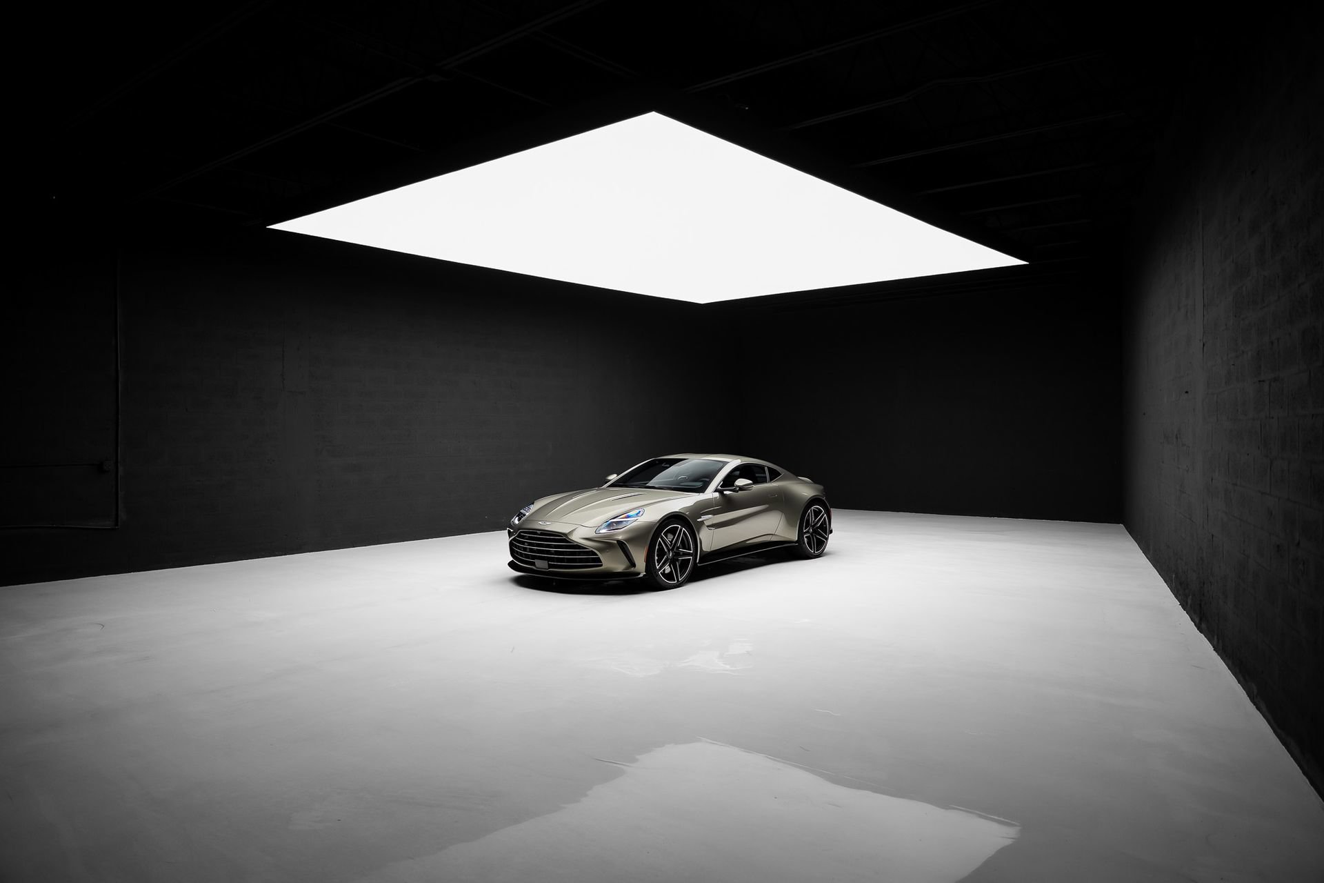 Used 2025 Aston Martin V8 Vantage Coupe RWD image 78