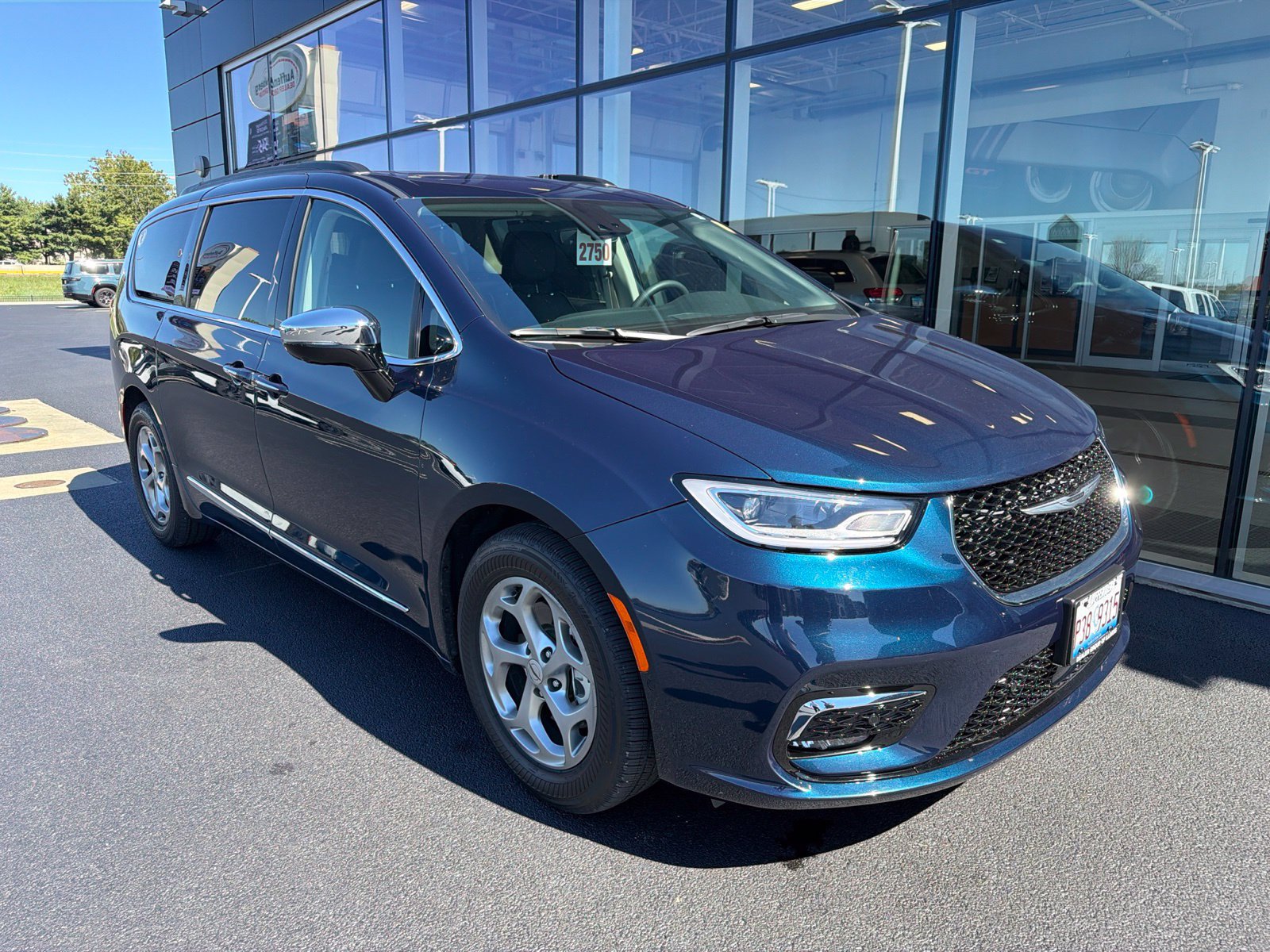 Used 2023 Chrysler Pacifica Limited FWD image 1