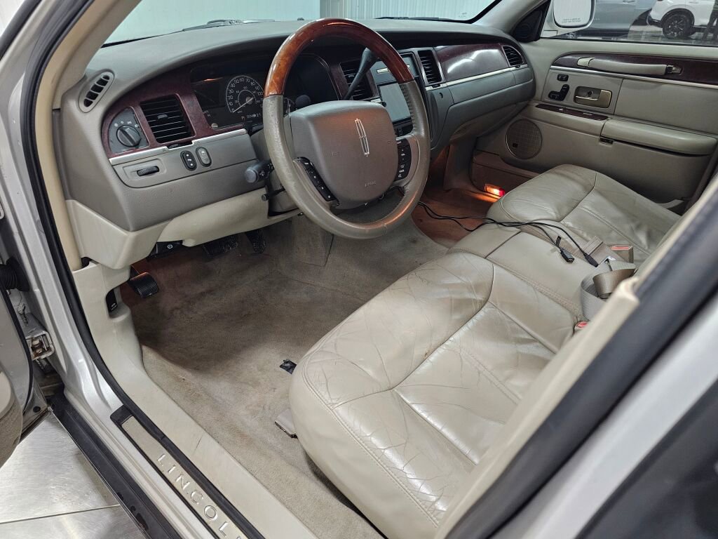 Used 2005 Lincoln Town Car Signature Limited image 27