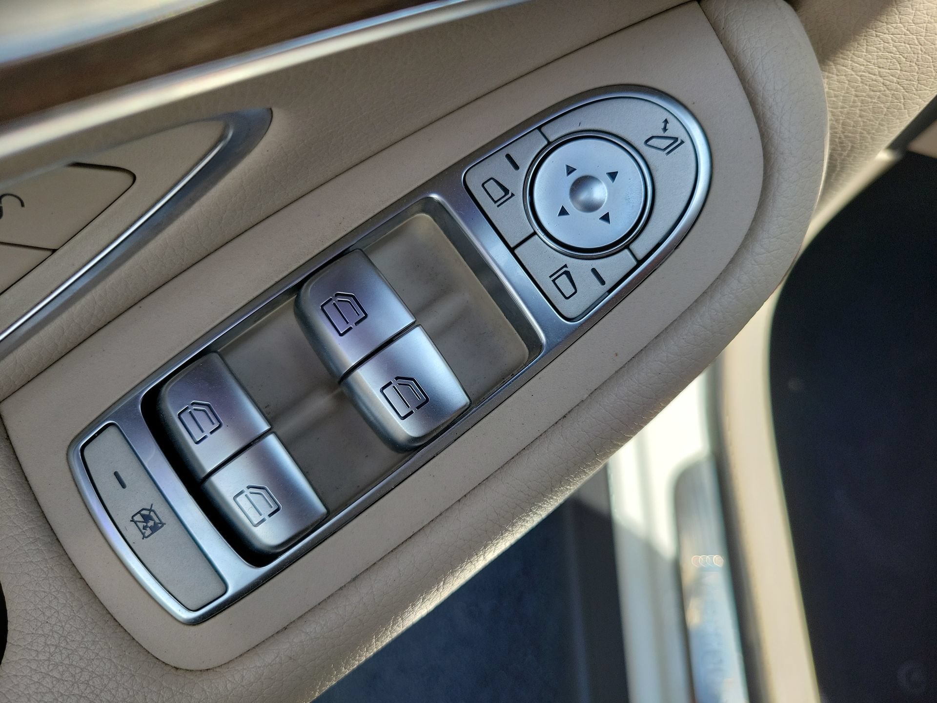 Used 2022 Mercedes-Benz GLC 300 w/ Premium Package Lite image 18