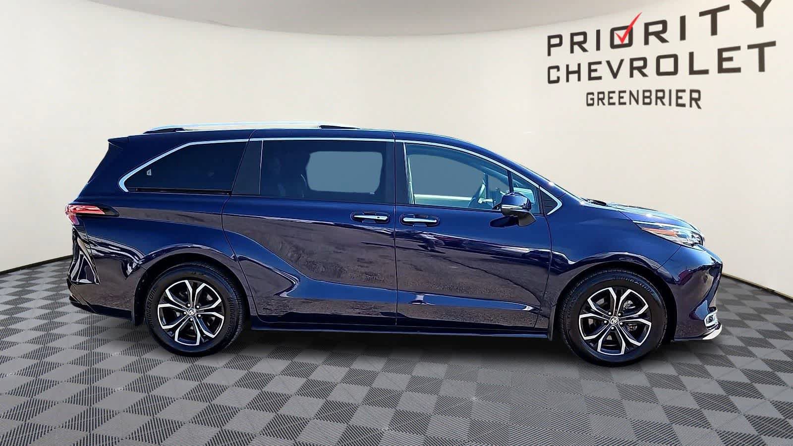Used 2025 Toyota Sienna Platinum AWD/4WD image 9