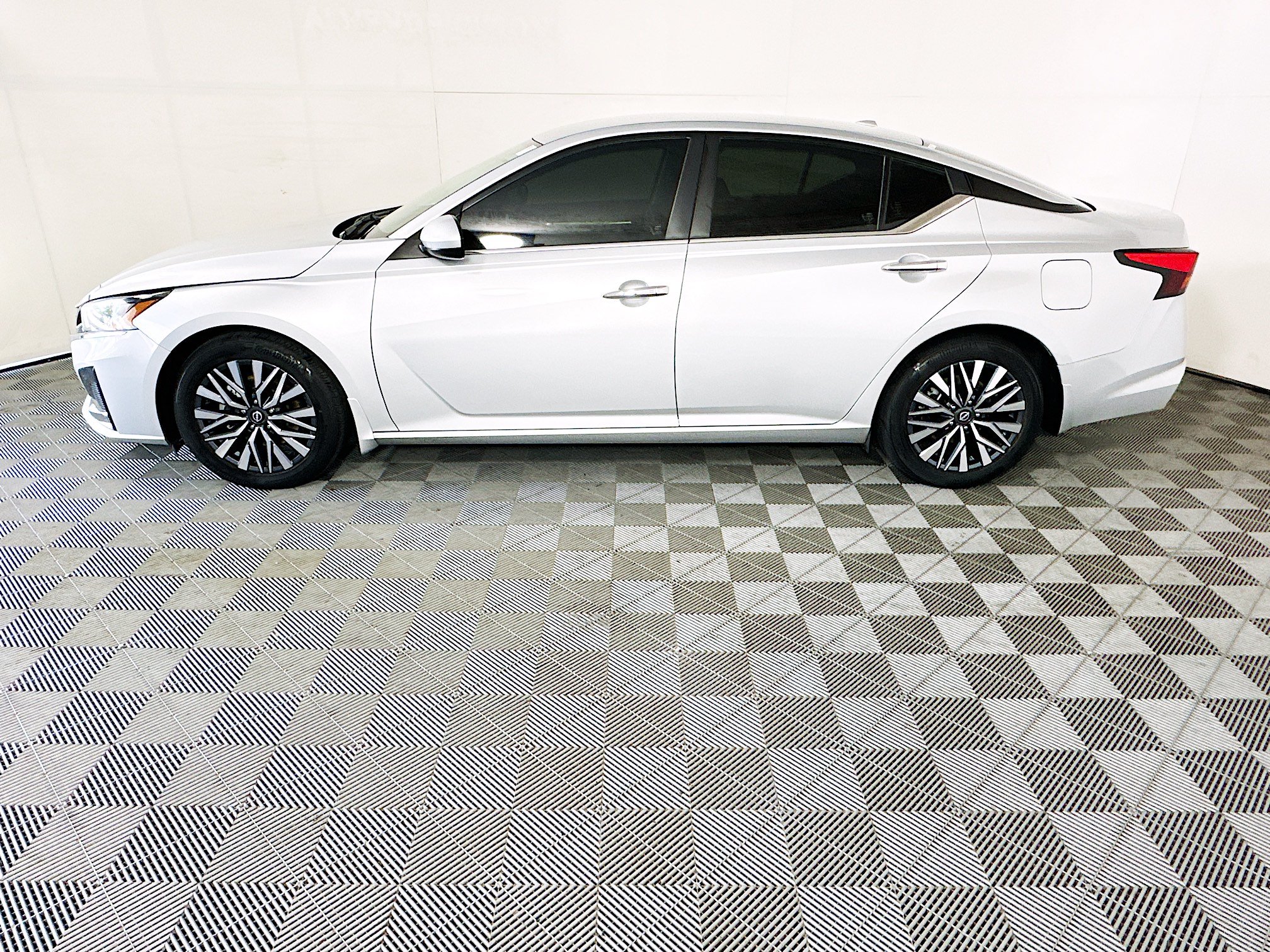 Used 2023 Nissan Altima 2.5 SV FWD image 6