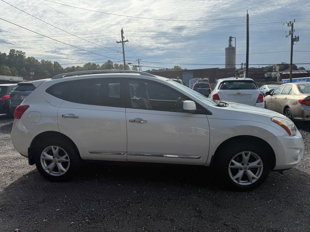 Used 2011 Nissan Rogue SV image 2