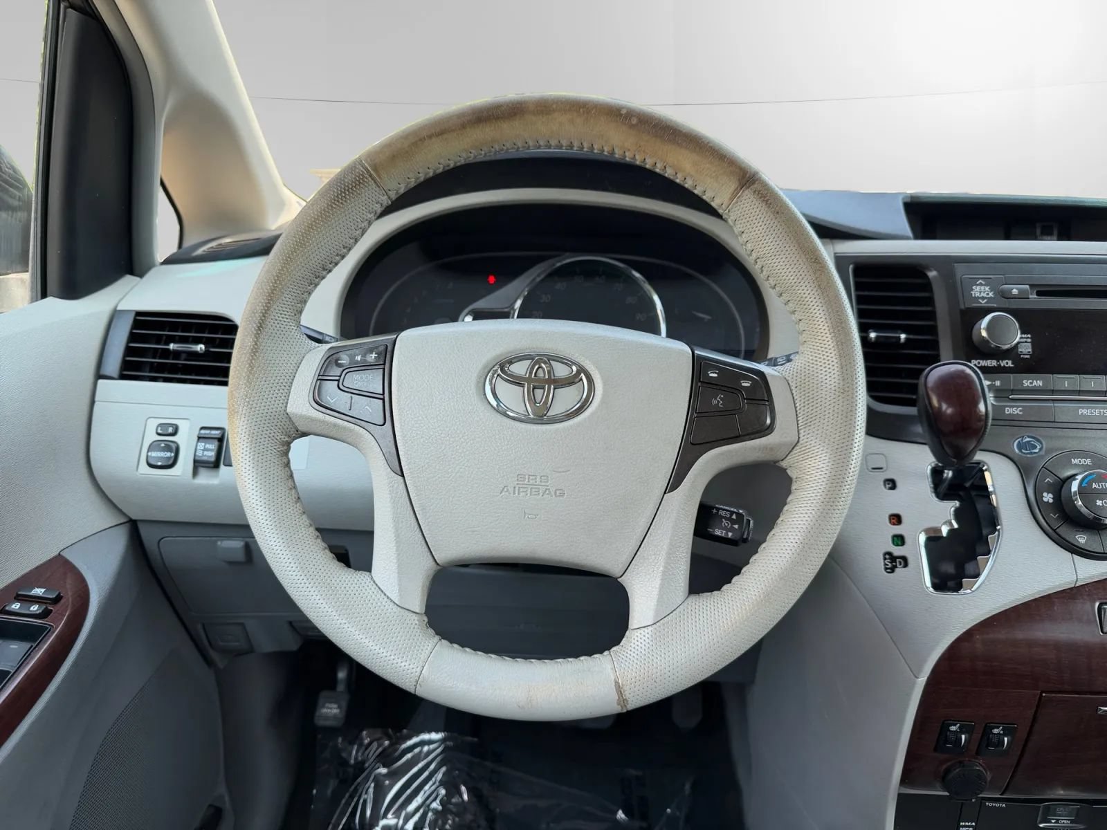 Used 2011 Toyota Sienna XLE w/ Entertainment Pkg FWD image 12