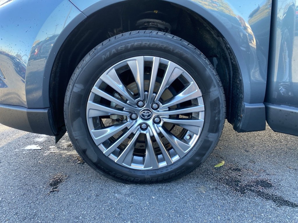 Used 2022 Toyota Venza XLE image 29