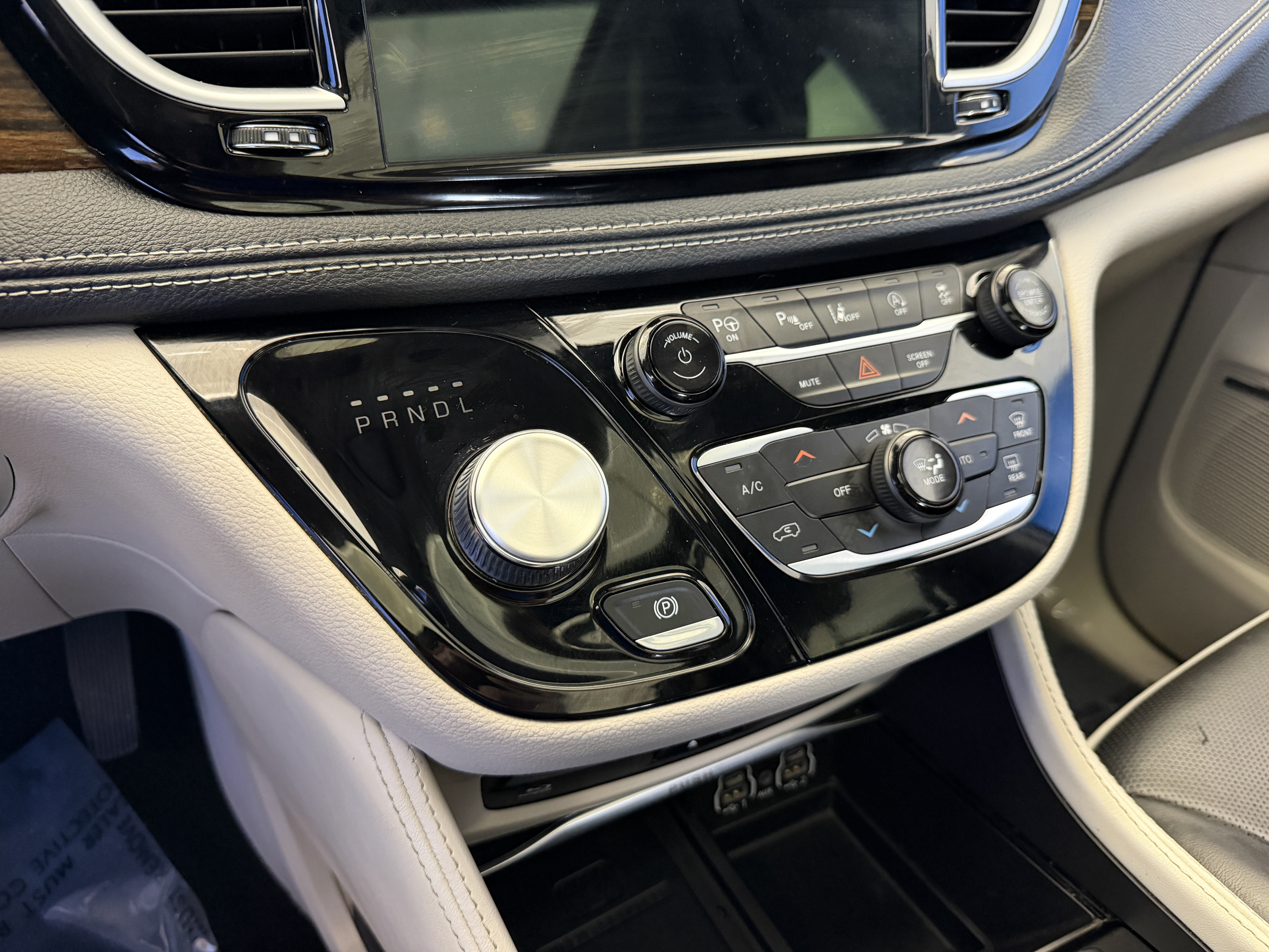 Used 2022 Chrysler Pacifica Limited w/ Uconnect Theater Family Group FWD image 22
