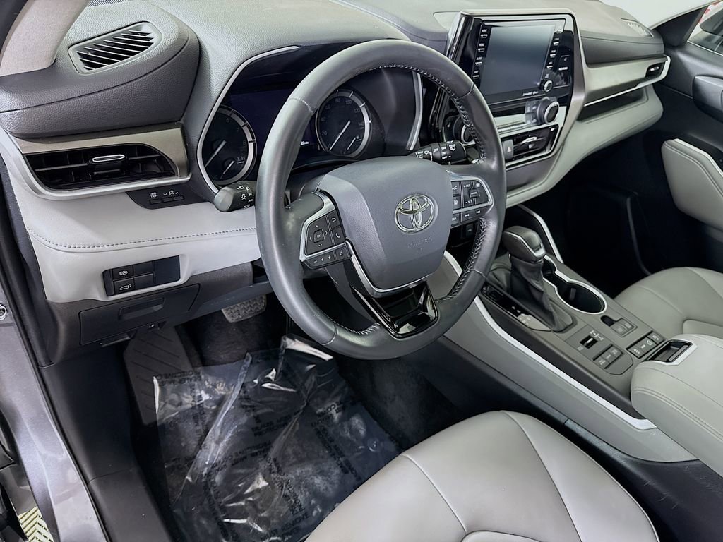 Used 2021 Toyota Highlander XLE image 18