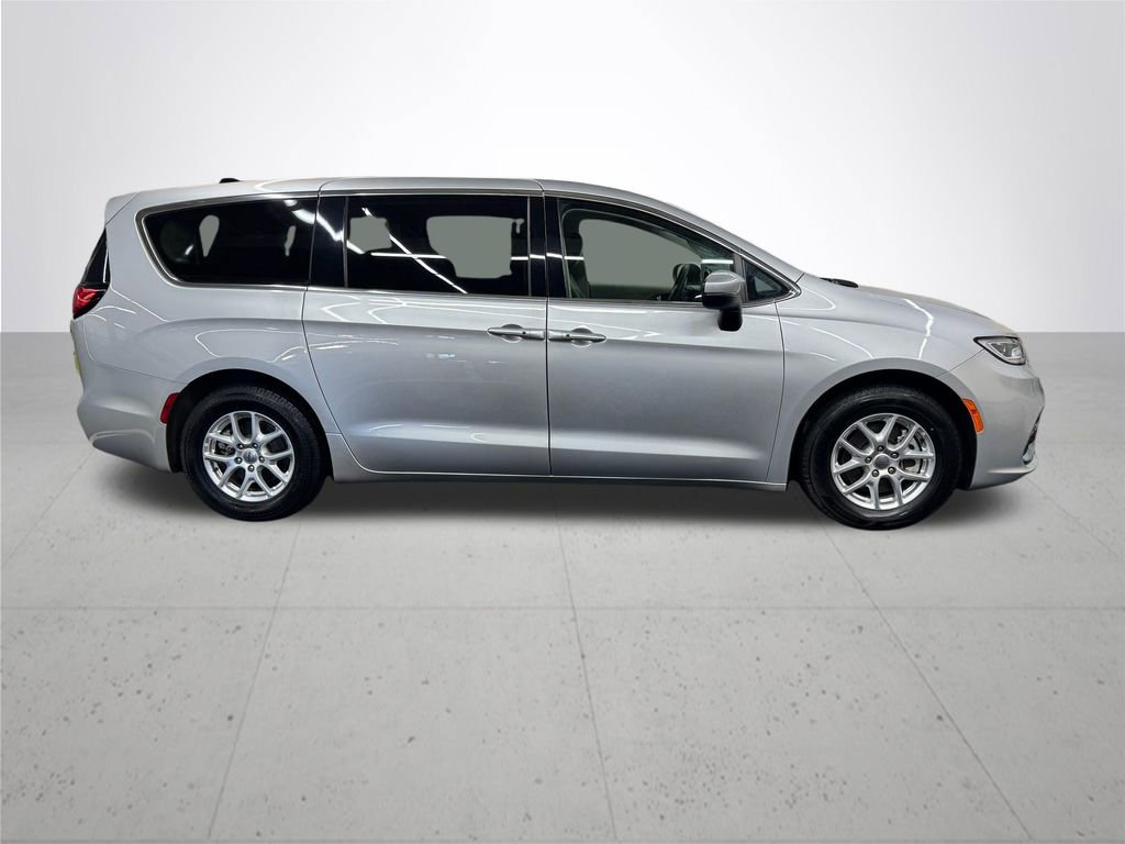 Used 2023 Chrysler Pacifica Touring-L image 8