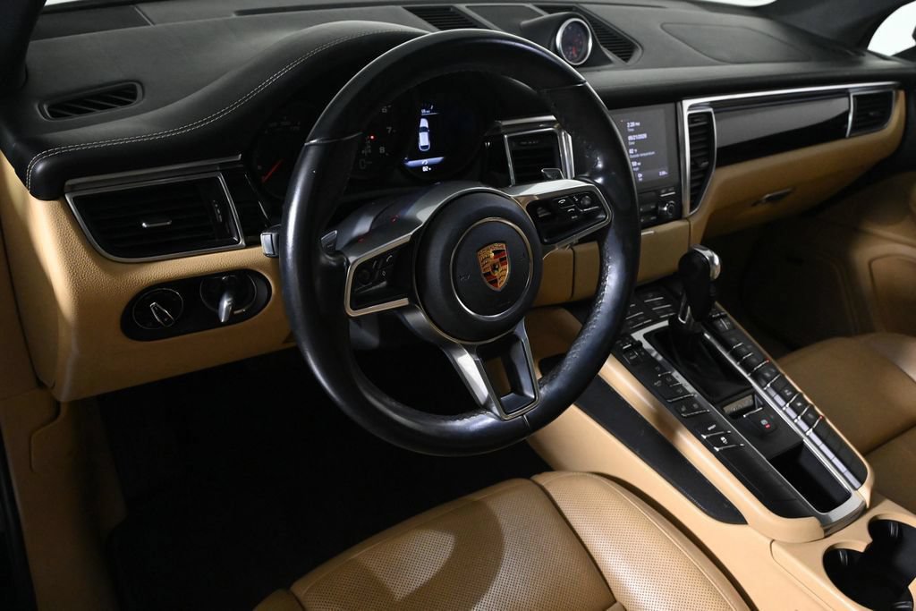 Certified 2018 Porsche Macan AWD/4WD image 5