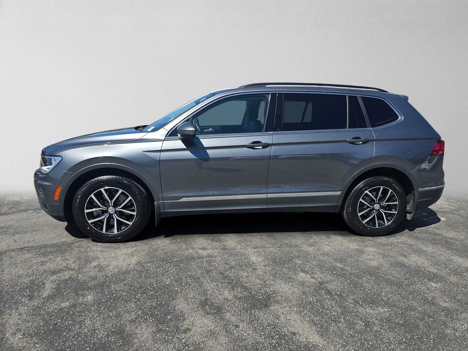 Used 2021 Volkswagen Tiguan SE w/ Panoramic Sunroof Package AWD/4WD image 6