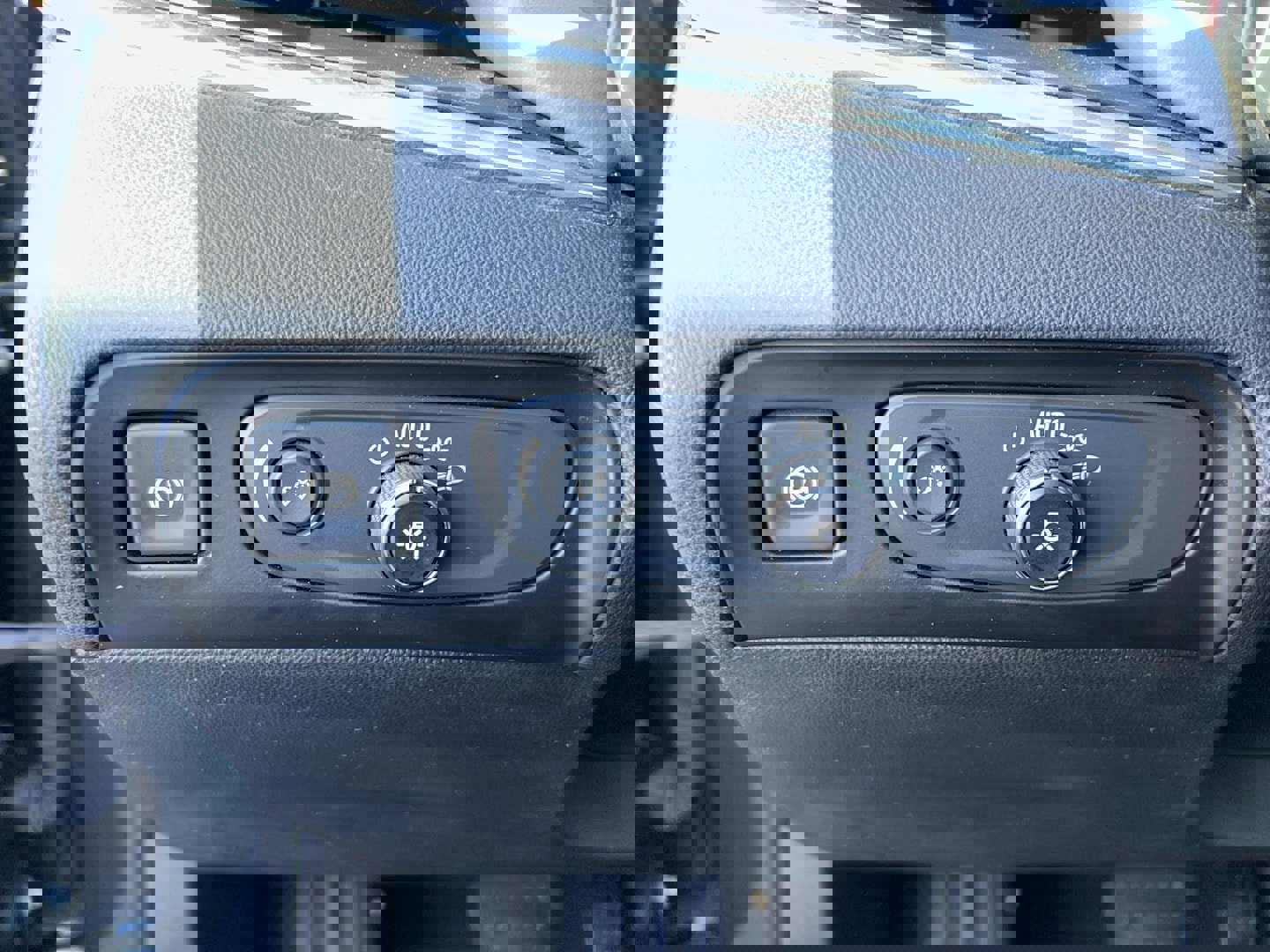 Used 2020 Buick Enclave Essence image 14