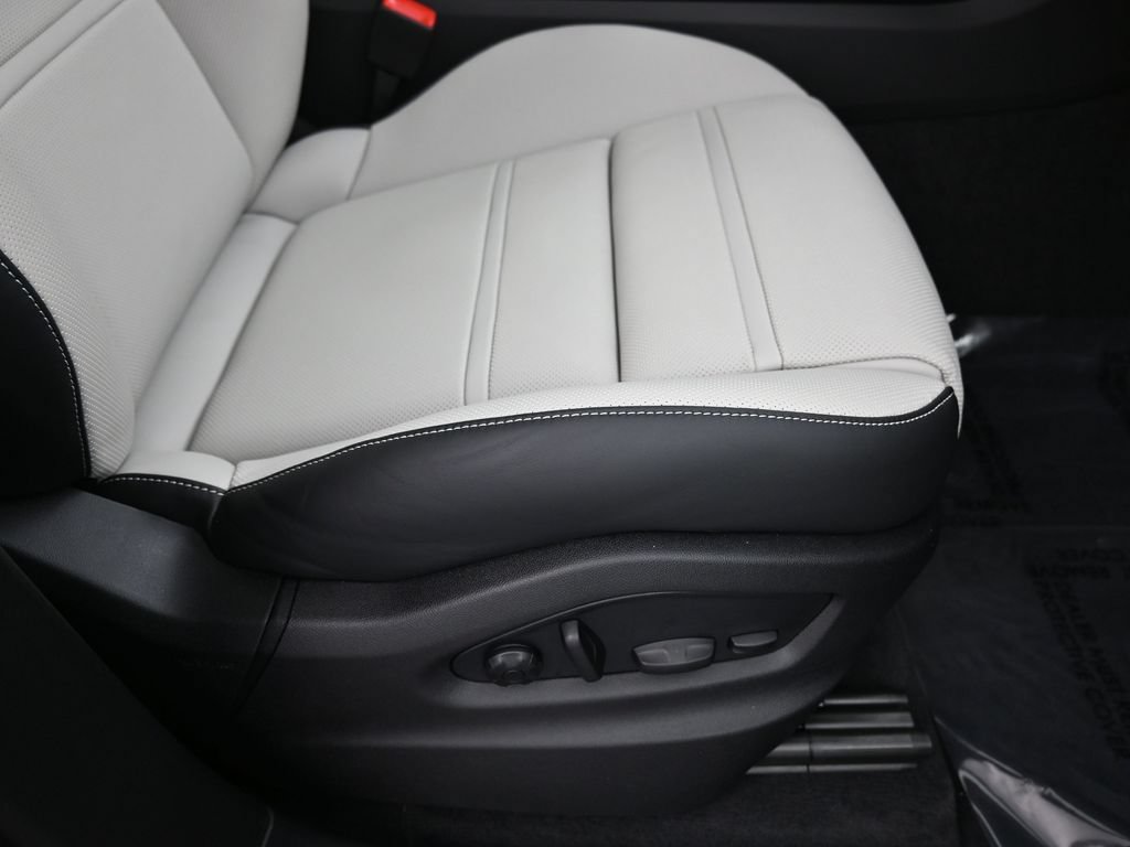 Certified 2026 Porsche Cayenne GTS AWD/4WD image 30
