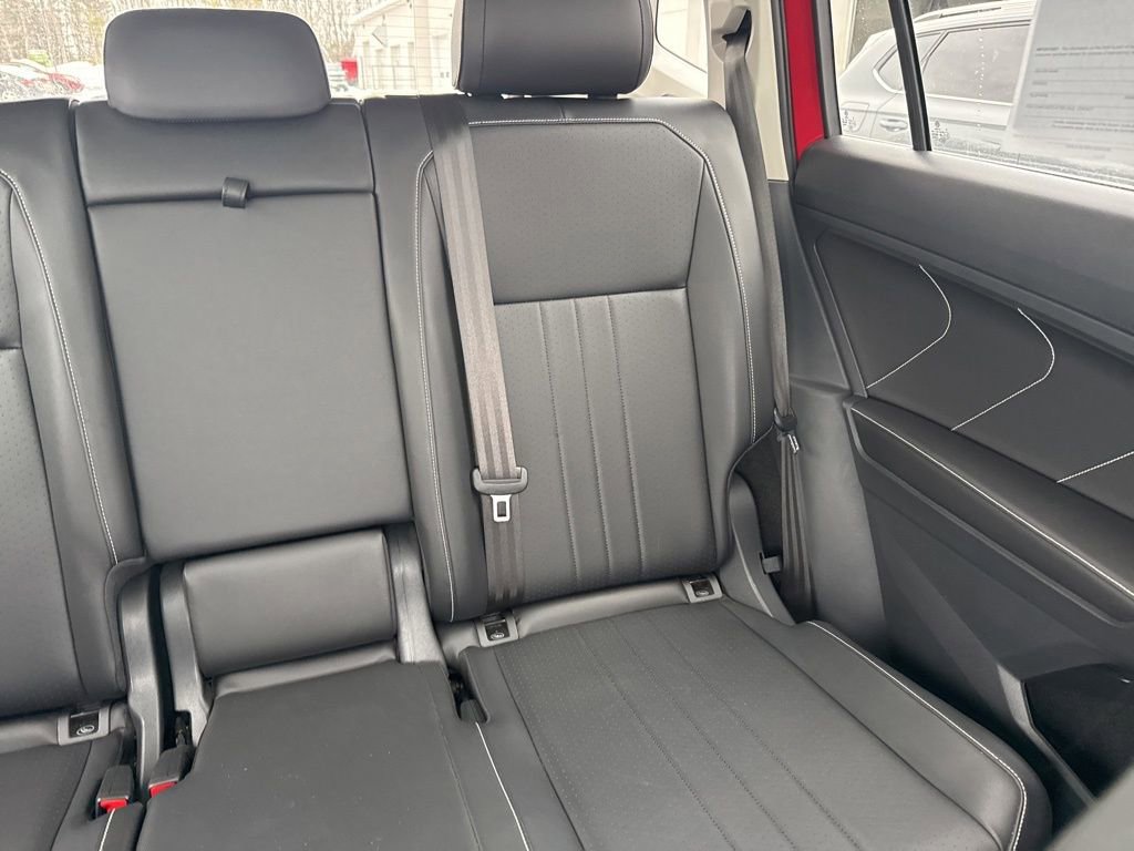 Used 2022 Volkswagen Tiguan SE w/ Panoramic Sunroof Package image 16
