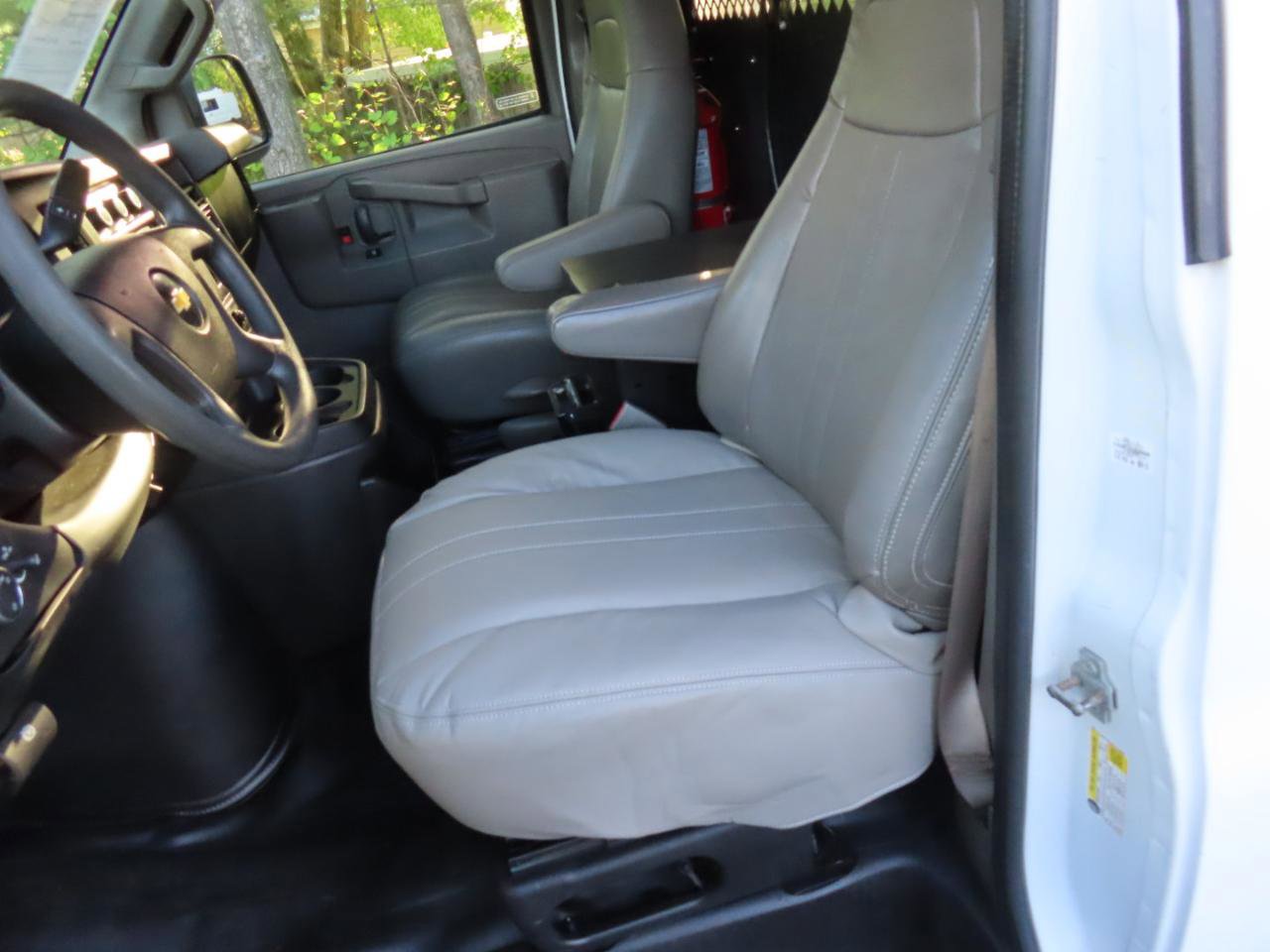 Used 2017 Chevrolet Express 2500 RWD image 6