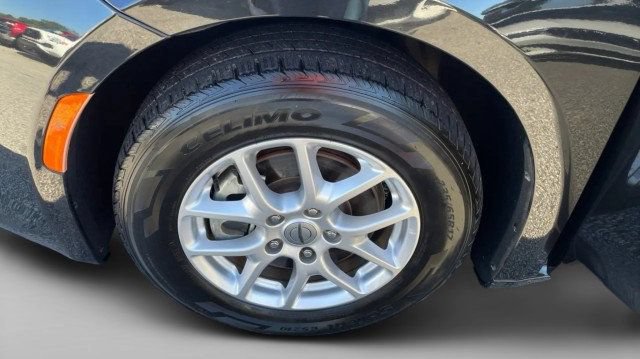 Used 2022 Chrysler Voyager LX FWD image 4