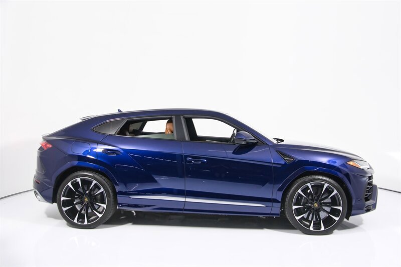 Used 2022 Lamborghini Urus AWD/4WD image 11