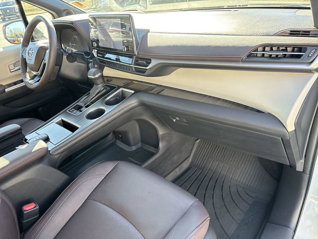 Used 2024 Toyota Sienna Platinum image 32