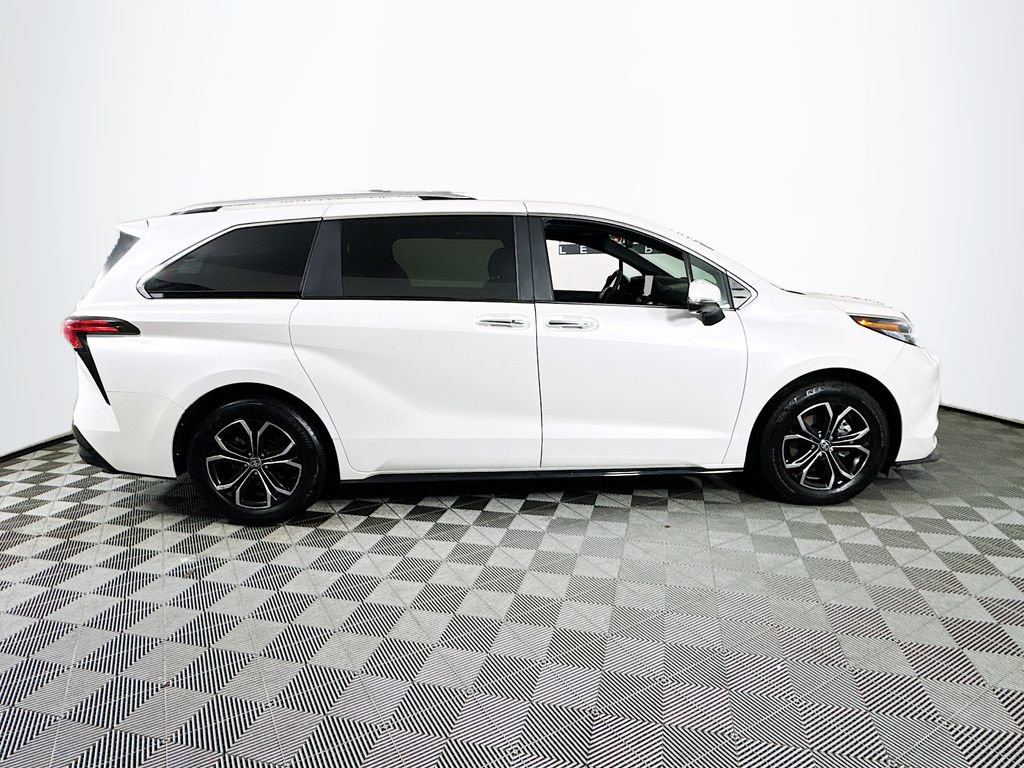 Used 2025 Toyota Sienna Platinum image 8