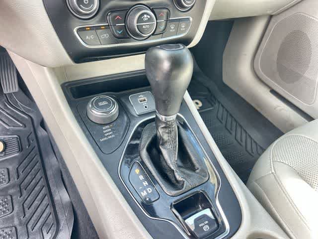 Used 2019 Jeep Cherokee Limited AWD/4WD image 16