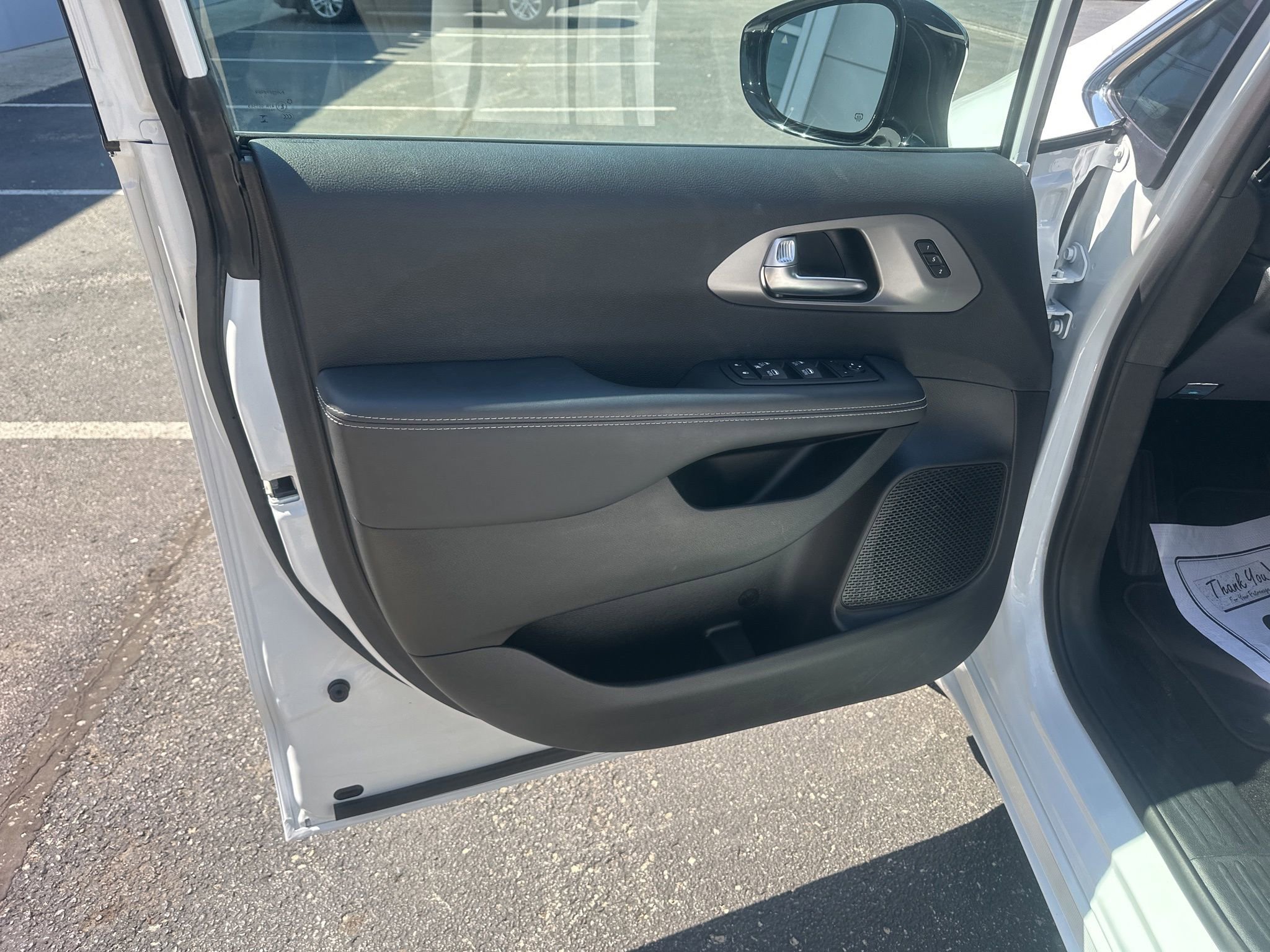 Used 2025 Chrysler Pacifica Select image 23