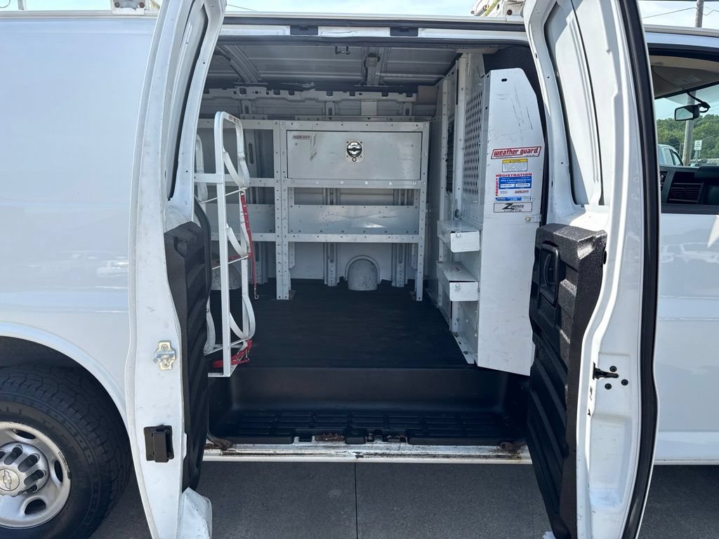 Used 2018 Chevrolet Express 3500 w/ Driver Convenience Package RWD image 37