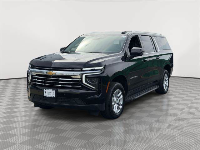 Used 2025 Chevrolet Suburban LT AWD/4WD image 3
