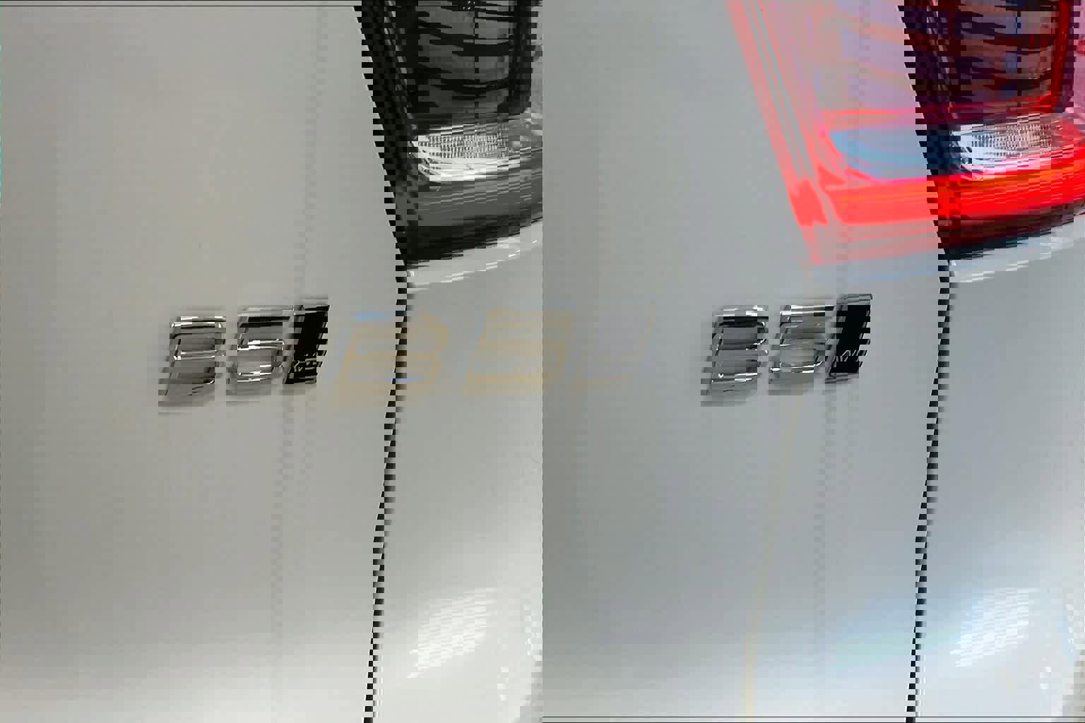 New 2025 Volvo XC40 B5 Ultra w/ Protection Package Premier image 6