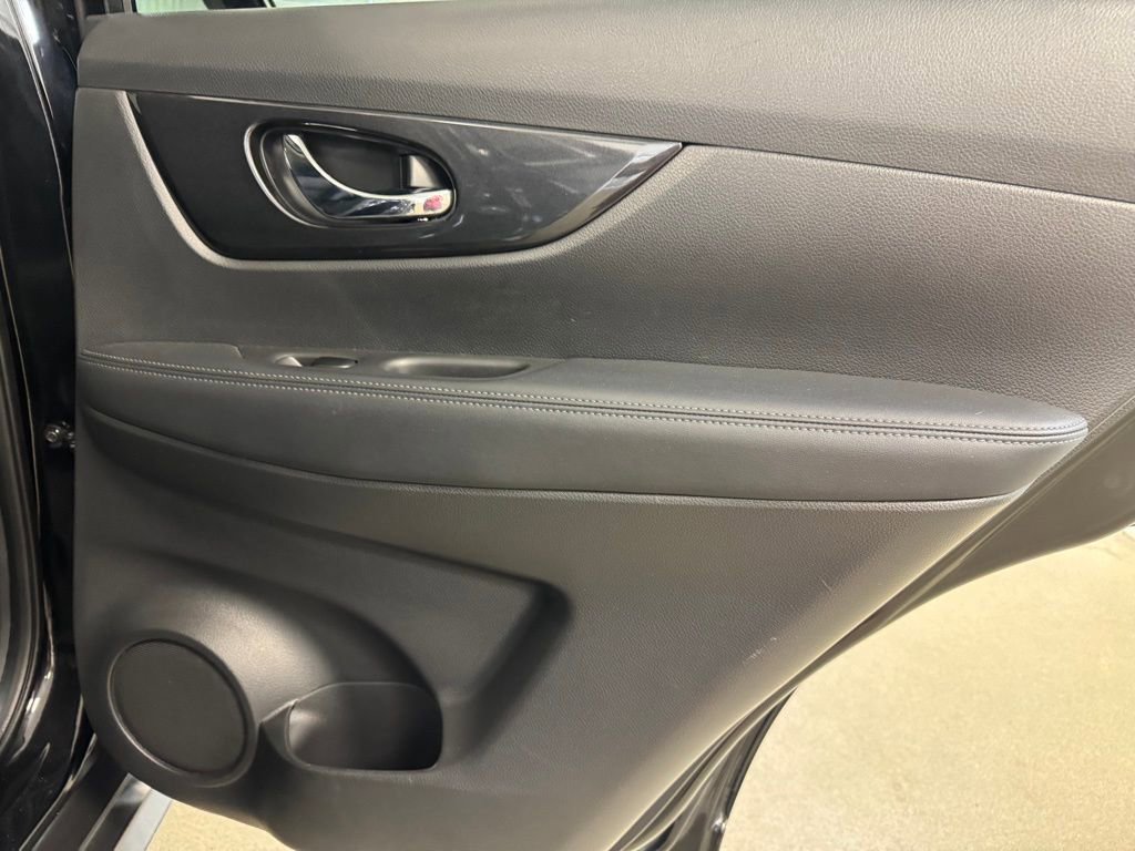 Used 2020 Nissan Rogue SV image 25