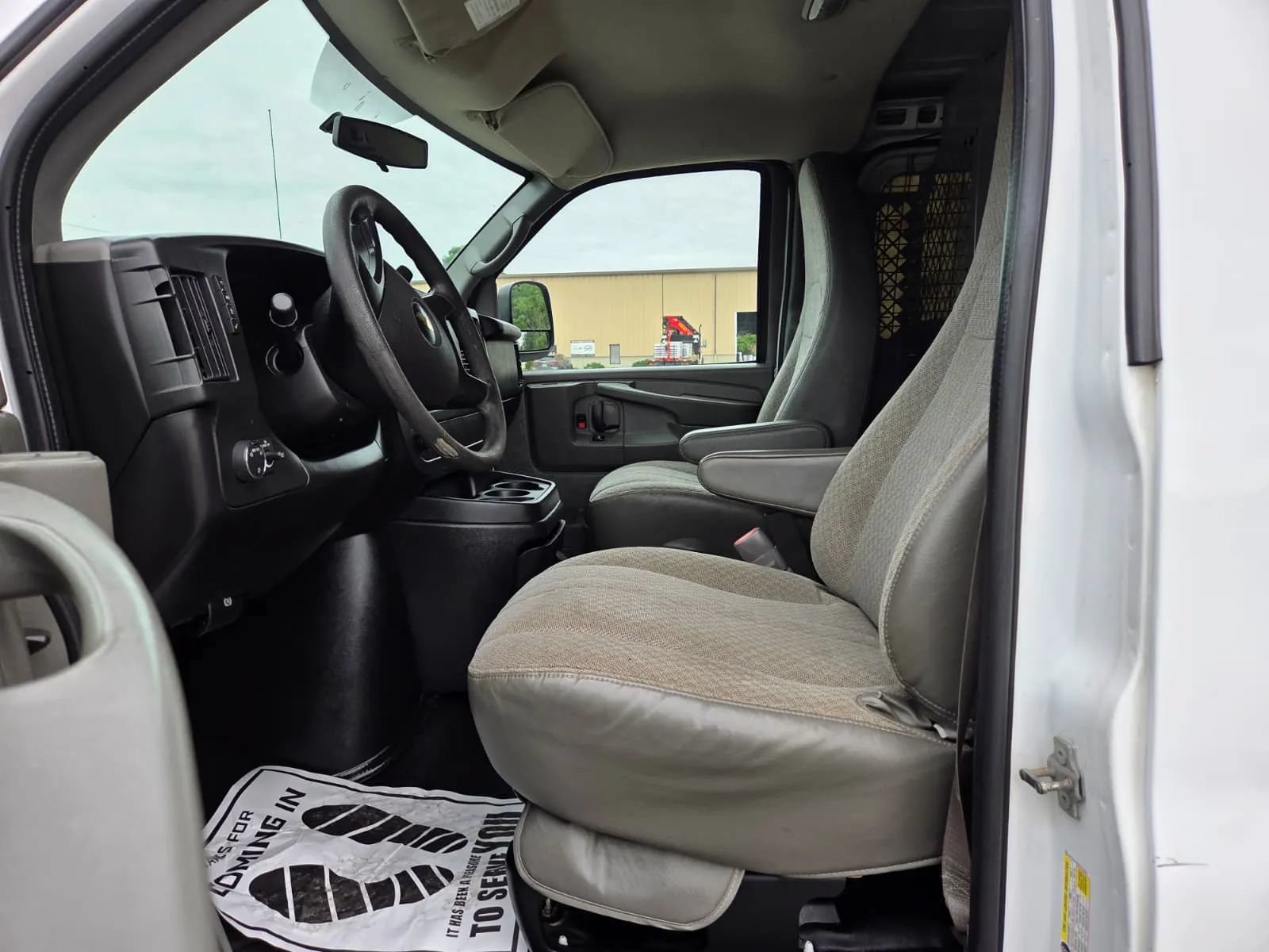 Used 2014 Chevrolet Express 3500 w/ Chrome Appearance Package RWD image 9
