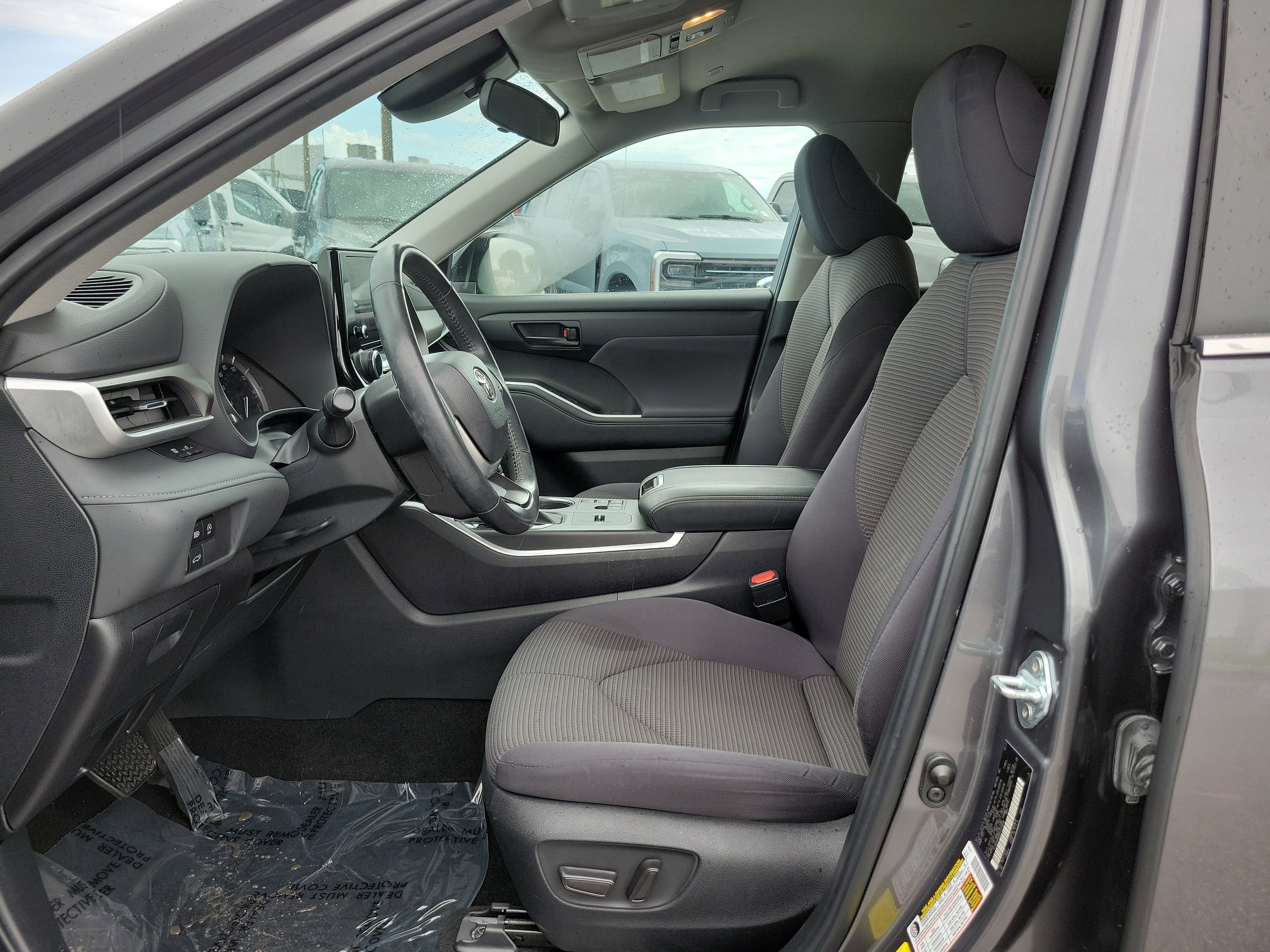 Used 2023 Toyota Highlander LE FWD image 11