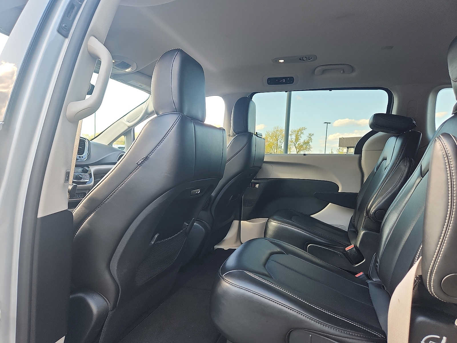 Used 2024 Chrysler Pacifica Touring-L FWD image 10