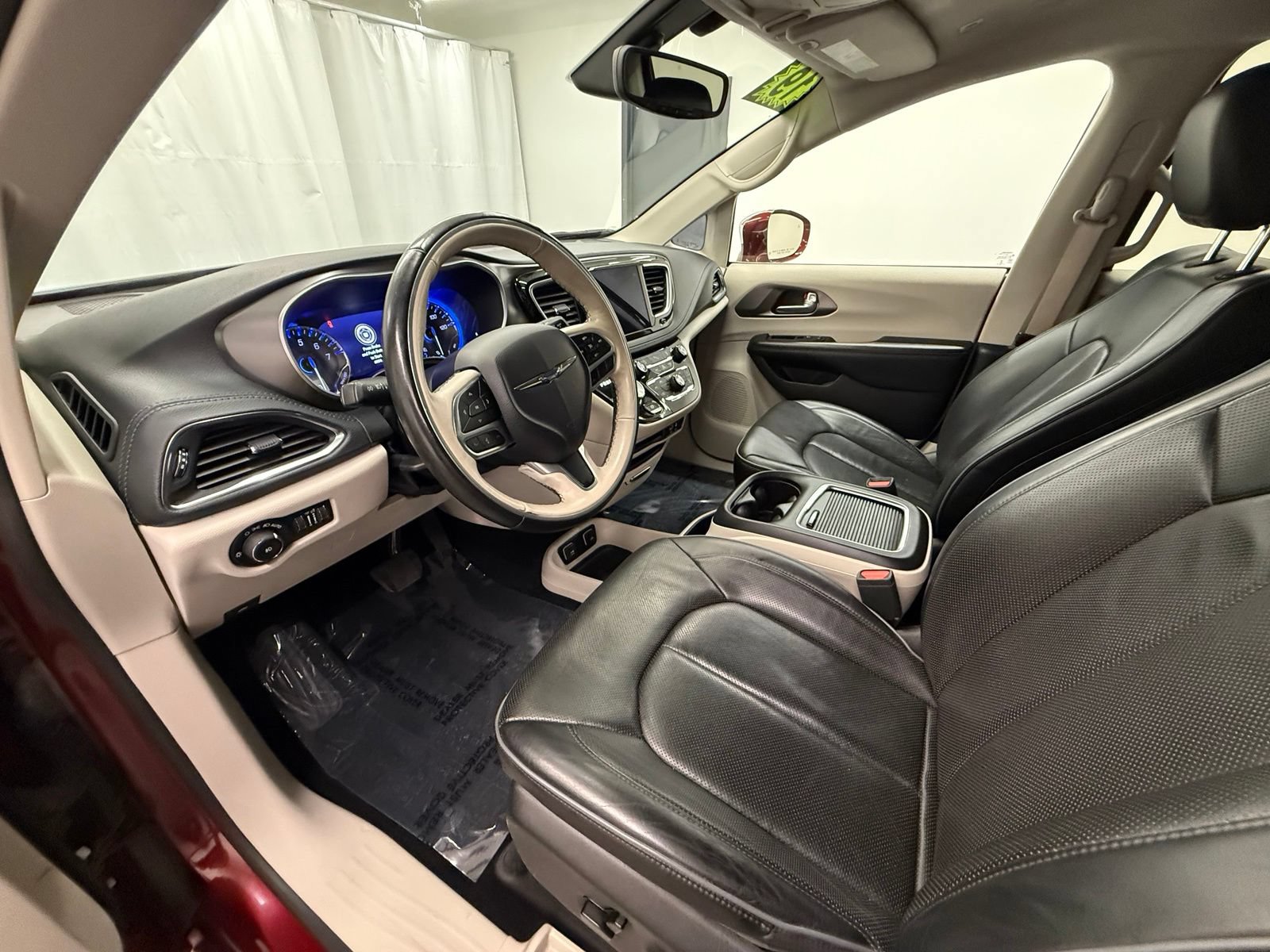 Used 2019 Chrysler Pacifica Limited w/ Tire & Wheel Group FWD image 12