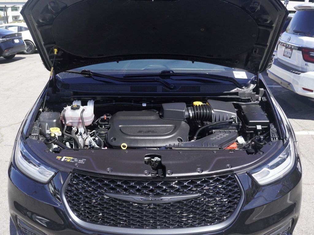 Used 2024 Chrysler Pacifica Limited w/ Uconnect Theater Family Group image 27