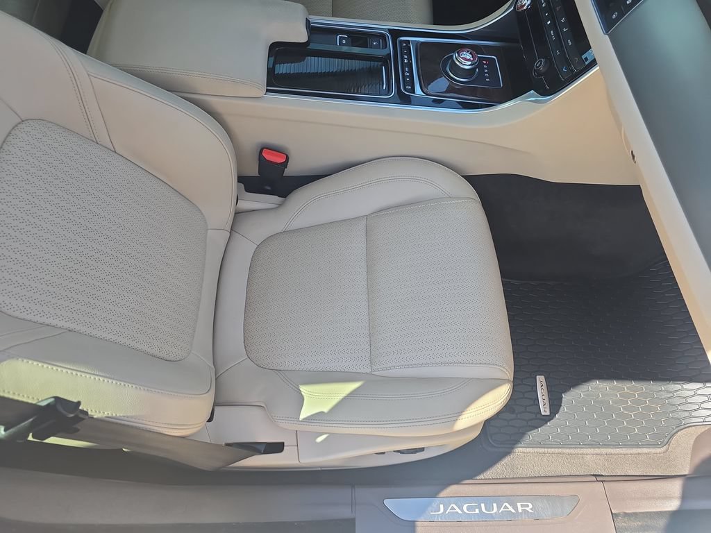 Used 2017 Jaguar XF Prestige RWD image 10