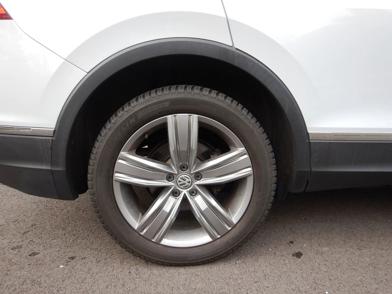 Used 2019 Volkswagen Tiguan SEL Premium AWD/4WD image 31