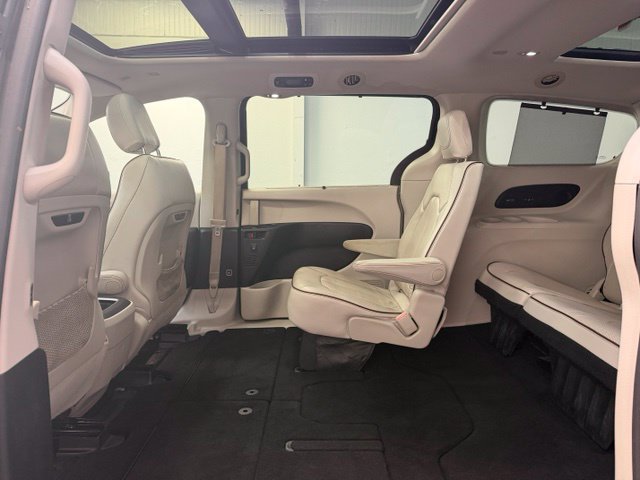Used 2019 Chrysler Pacifica Limited FWD image 32