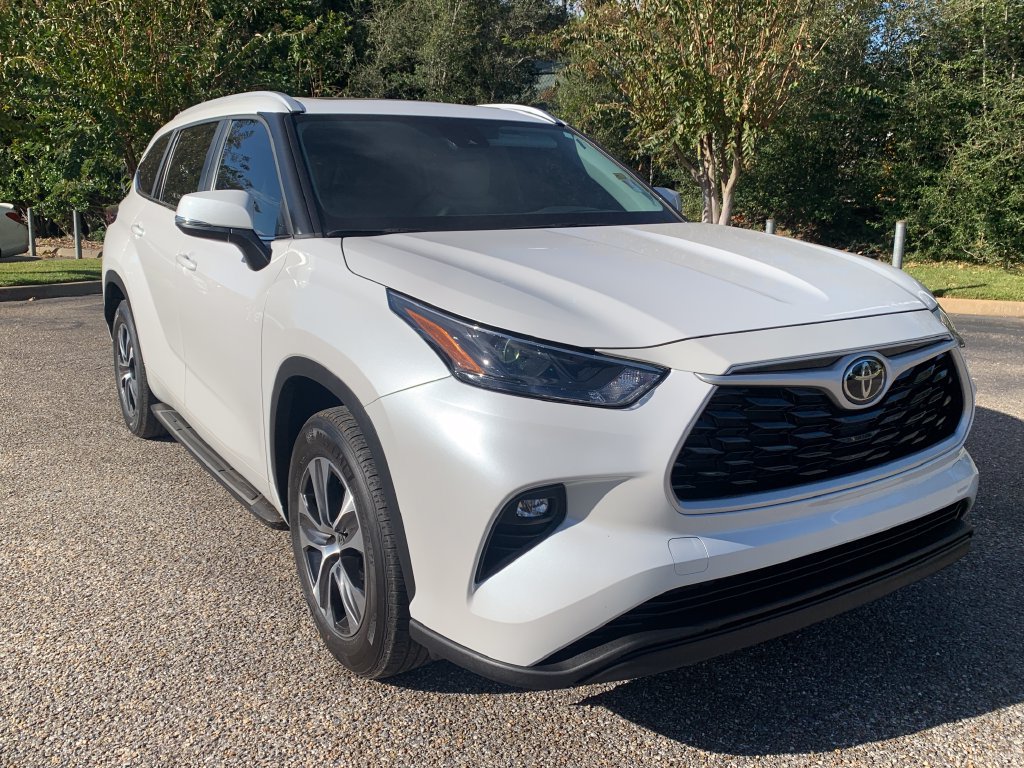 Used 2023 Toyota Highlander XLE FWD image 2