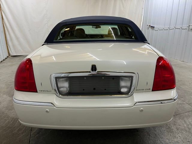 Used 2005 Lincoln Town Car Signature Limited image 8