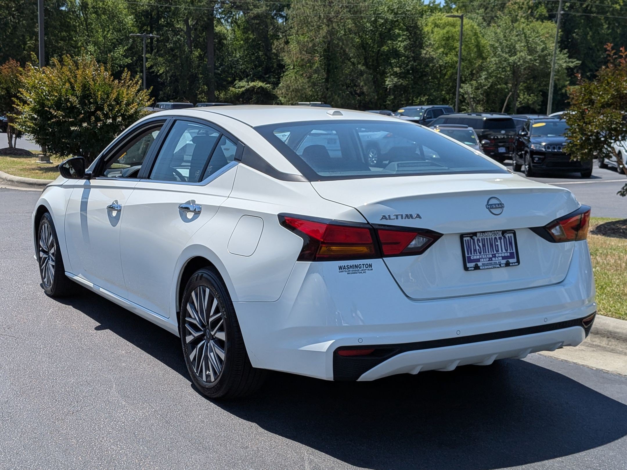 Used 2025 Nissan Altima 2.5 SV FWD image 7