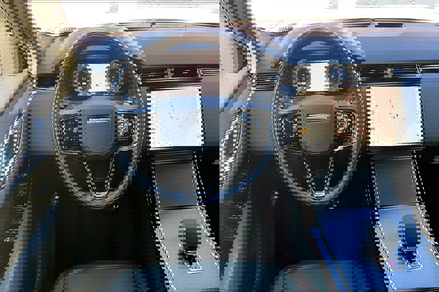 Used 2025 Land Rover Range Rover Velar Dynamic SE image 4