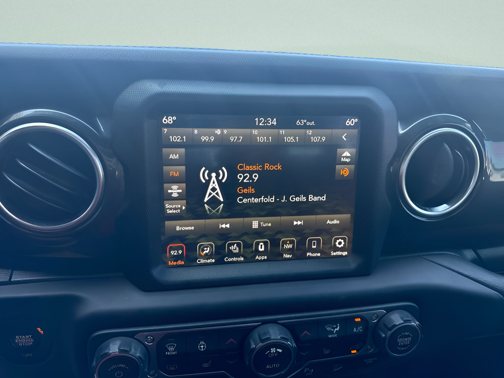 Used 2020 Jeep Wrangler Unlimited Sahara AWD/4WD image 17